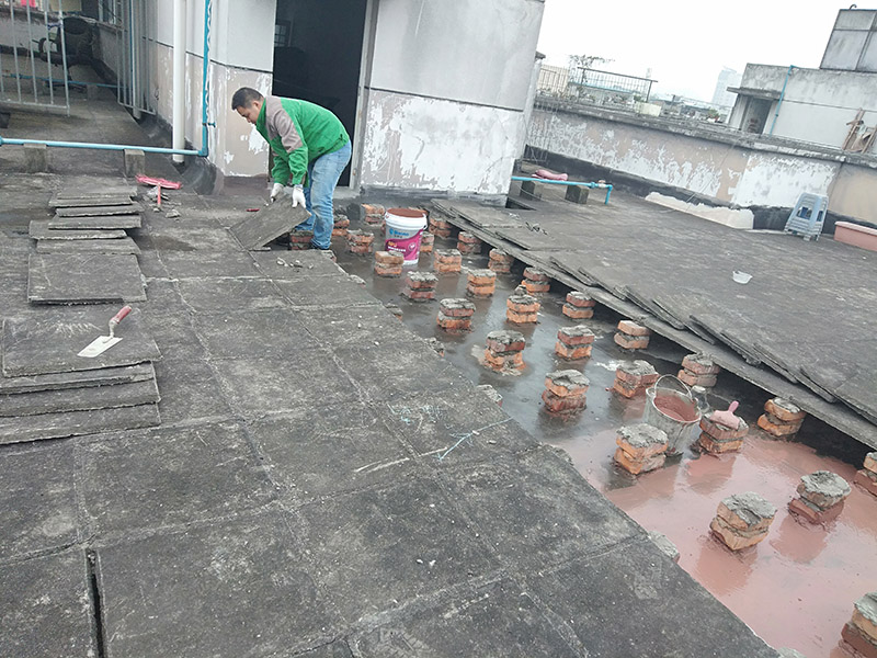 屋面防水施工：涂膜防水層依附于基層，基層質(zhì)量好壞，直接影響防水涂膜的質(zhì)量。因而在涂膜施工前，應(yīng)對(duì)基層進(jìn)行認(rèn)真的檢查和必要的處理，使之達(dá)到涂膜施工的要求。涂料的涂布應(yīng)采取“先高后低、先遠(yuǎn)后近、先立面后平面”的施工順序。同一屋面上先涂布排水比較集中的水落口、天溝、檐口等節(jié)點(diǎn)部位，再進(jìn)行大面積的涂布。用滾刷或毛刷均勻地涂刷多遍，直到達(dá)到規(guī)定的涂膜厚度要求，不得漏底，待涂層干固后，才能進(jìn)行下一道工序。當(dāng)多遍涂布時(shí)，每遍涂刷方向應(yīng)與上一遍方向相垂直。