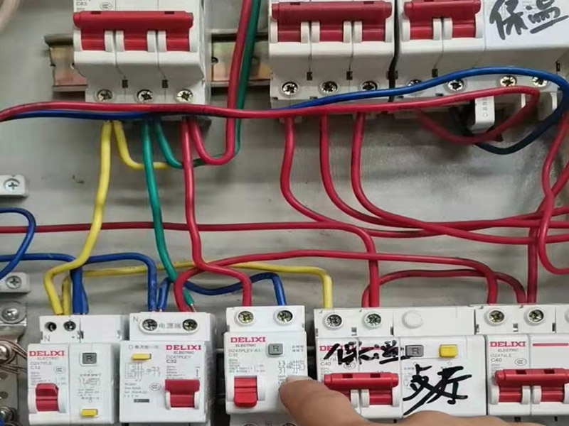 電路改造燈具安裝：開始進行房頂?shù)臏y量，進行找中就是房間的正中，一般都有房屋基礎留的電線盒，但是他只是大概的中，需要我們進行南北東西的測量找出房頂?shù)恼小艟叩墓潭ǖ鬃闹行呐c房頂找的中心重合，然后底座固定的點位就是固定螺栓的點位，然后打眼，打眼現(xiàn)在一般的重的燈（超過10斤）/客廳燈用鐵膨脹螺栓10號轉頭打眼；如果是比較輕的燈用塑料脹管即可8號轉頭打眼。將電線與頂上的電線接上，然后試一下效果，可以得話，將底座固定好后，將燈掛上完成。