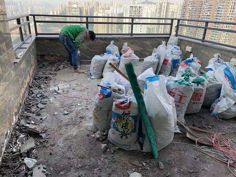 頂面瓷磚拆除建渣裝袋：漏水有可能是地面的防水有斷裂，可以把地面的磚縫用防水涂料重新涂一下。如果已經(jīng)影響到樓下了，這樣處理的效果可能不會(huì)太好，因?yàn)閿嗔训牟皇谴纱u而是防水層，而水在瓷磚下面是流動(dòng)的，所以光堵一兩個(gè)磚縫肯定還會(huì)漏水。 最好的方法是將原來的瓷磚和防水層都拆除掉，重新做防水層，重新鋪磚。可以將地面和墻面的防水全部拆除，整體翻新；也可以把地面的拆除，墻面只拆除從地面往上的兩片磚，在墻面兩片磚以下的部分做防水。