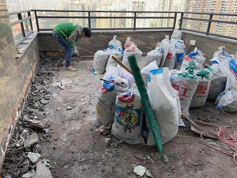 頂面瓷磚拆除建渣裝袋：漏水有可能是地面的防水有斷裂，可以把地面的磚縫用防水涂料重新涂一下。如果已經(jīng)影響到樓下了，這樣處理的效果可能不會(huì)太好，因?yàn)閿嗔训牟皇谴纱u而是防水層，而水在瓷磚下面是流動(dòng)的，所以光堵一兩個(gè)磚縫肯定還會(huì)漏水。 最好的方法是將原來的瓷磚和防水層都拆除掉，重新做防水層，重新鋪磚。可以將地面和墻面的防水全部拆除，整體翻新；也可以把地面的拆除，墻面只拆除從地面往上的兩片磚，在墻面兩片磚以下的部分做防水。