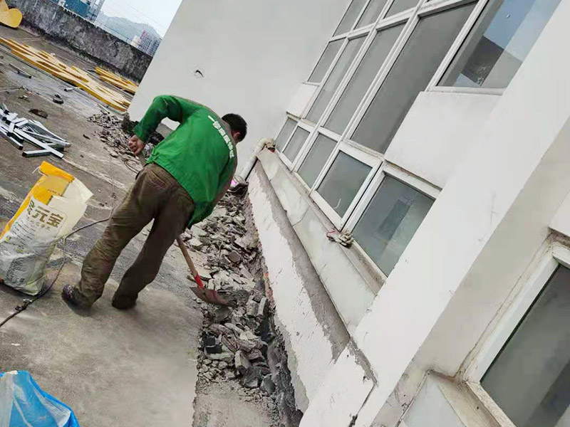 屋頂鏟除建渣裝袋：涂膜防水層依附于基層，基層質(zhì)量好壞，直接影響防水涂膜的質(zhì)量。因而在涂膜施工前，應(yīng)對(duì)基層進(jìn)行認(rèn)真的檢查和必要的處理，使之達(dá)到涂膜施工的要求。涂料的涂布應(yīng)采取“先高后低、先遠(yuǎn)后近、先立面后平面”的施工順序。同一屋面上先涂布排水比較集中的水落口、天溝、檐口等節(jié)點(diǎn)部位，再進(jìn)行大面積的涂布。