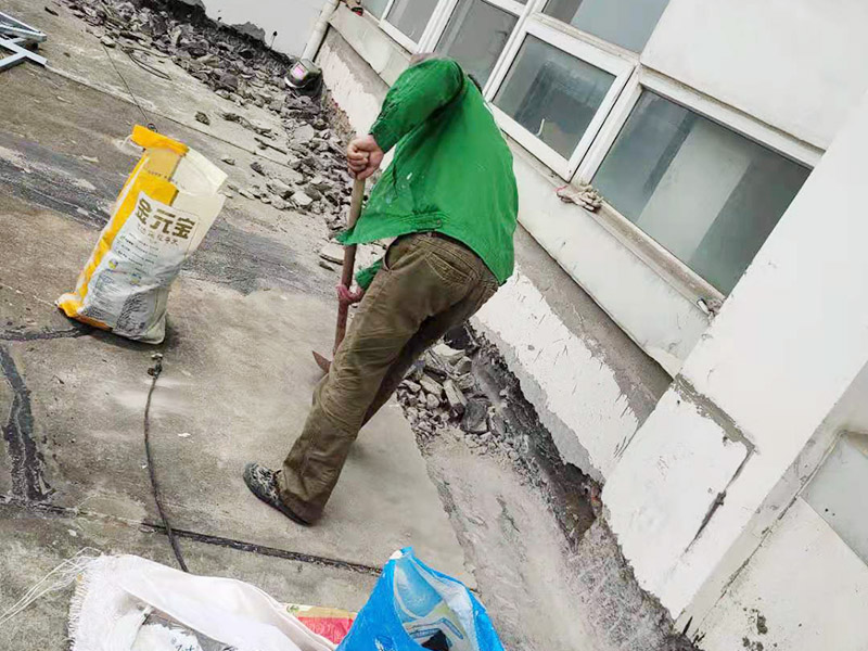 屋頂鏟除建渣裝袋：涂膜防水層依附于基層，基層質(zhì)量好壞，直接影響防水涂膜的質(zhì)量。因而在涂膜施工前，應(yīng)對(duì)基層進(jìn)行認(rèn)真的檢查和必要的處理，使之達(dá)到涂膜施工的要求。涂料的涂布應(yīng)采取“先高后低、先遠(yuǎn)后近、先立面后平面”的施工順序。同一屋面上先涂布排水比較集中的水落口、天溝、檐口等節(jié)點(diǎn)部位，再進(jìn)行大面積的涂布。