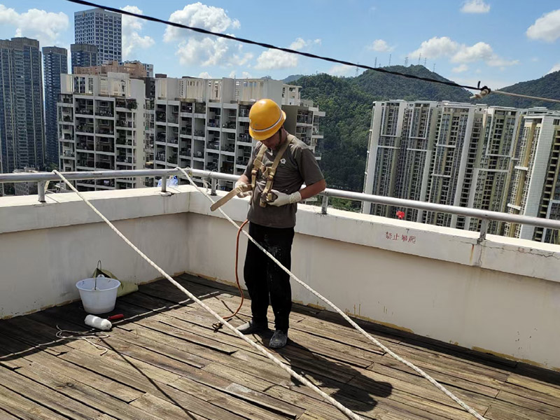 外墻高空作業(yè)：高空作業(yè)需要知道的小知識：高于地面2米以上(含2米)，且為懸空的高度作業(yè)是為高空作業(yè)。 安全措施需要注意這些點(diǎn)：高空作業(yè)人員必須正確佩帶安全帽，必須系好安全帶，并掛在牢固處(高掛低用)。高空作業(yè)嚴(yán)禁上下拋物，小型工具、配件用工具包盛裝或使用吊籃吊裝。檢查腳手架的扣件是否完好、螺栓是否擰緊;必須佩帶安全帶并掛牢(可拴在護(hù)欄上)。